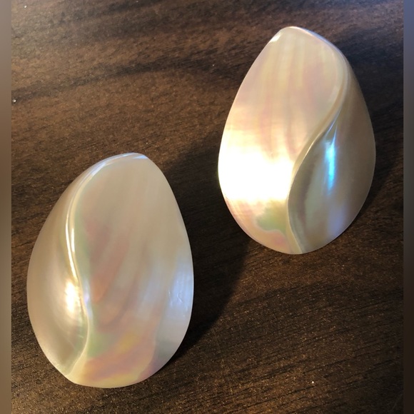 Neiman Marcus VTG 90s Mother of pearl Pierced statement earring lightweight - Picture 5 of 16